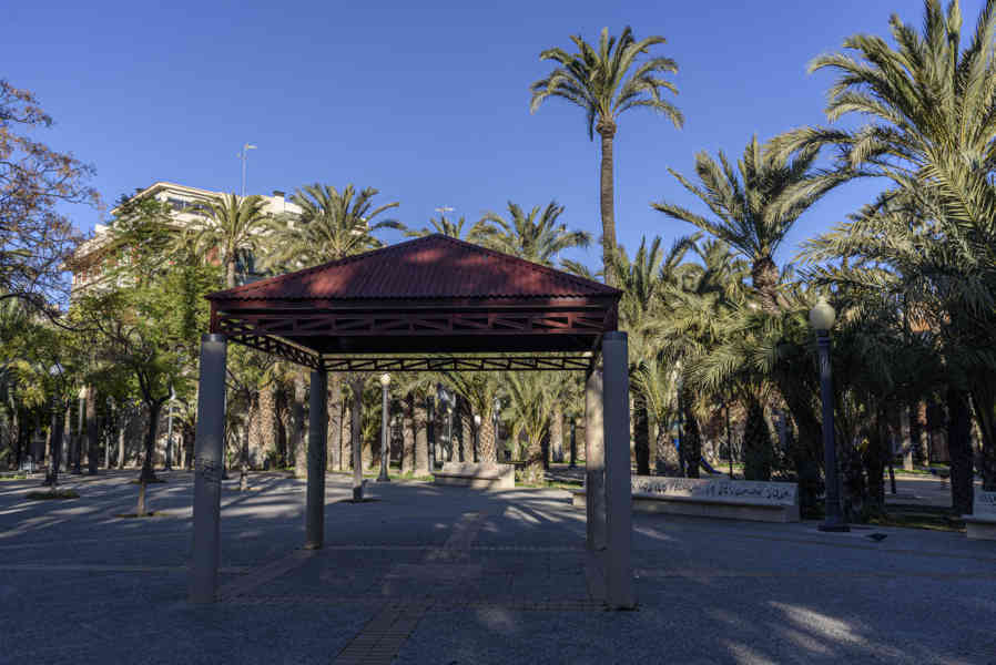 Alicante - Elche 30 - plaza de D. Julio María López de Orozco.jpg